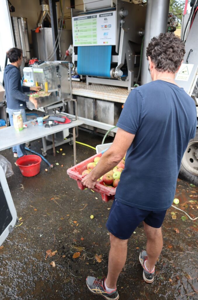 le pressage des pommes de l'écomusée de la baie pour obtenir