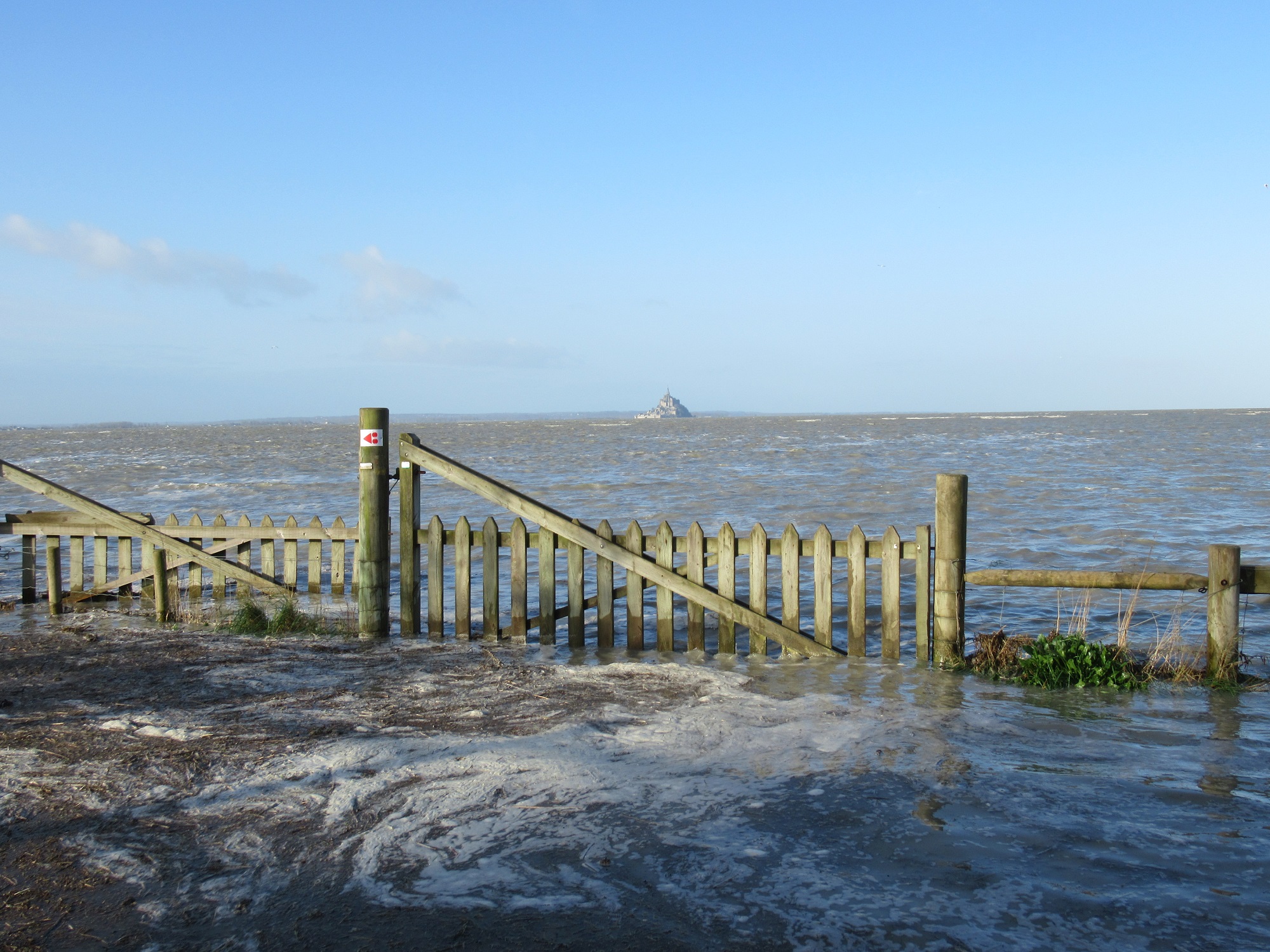La barrière des prés-salés à marée haute