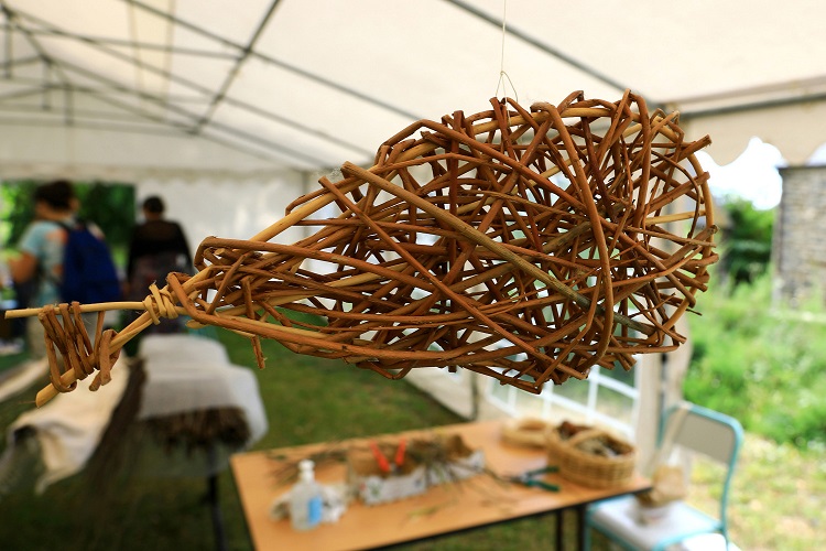 exemple d'œuvres réalisées lors d'une initiation à la vannerie