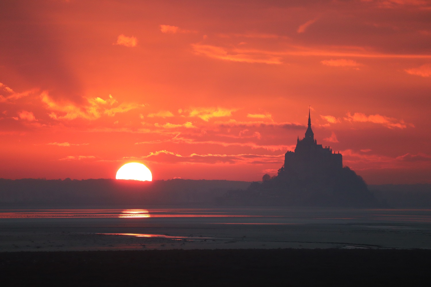 Le soleil d'hiver se couchant derrière le Mont Saint-Michel