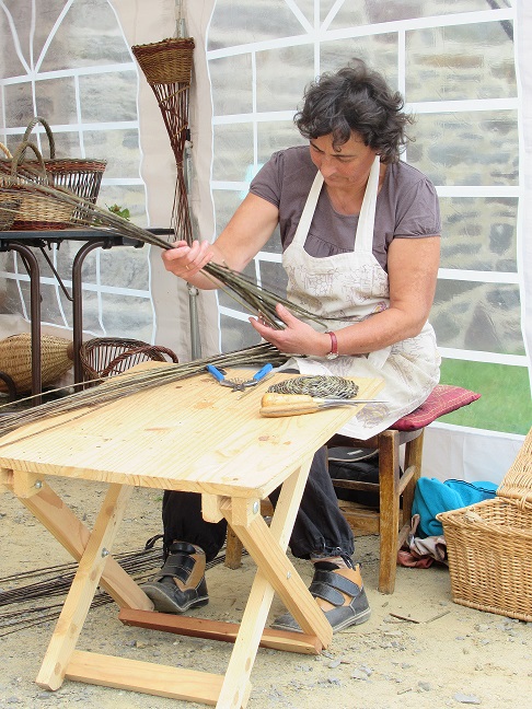 Une vannière en train de préparer ses brins d'osier