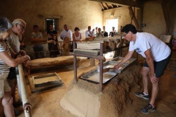 Démonstration dans la saline de l'évaporation de la saumure pour récolter le sel
