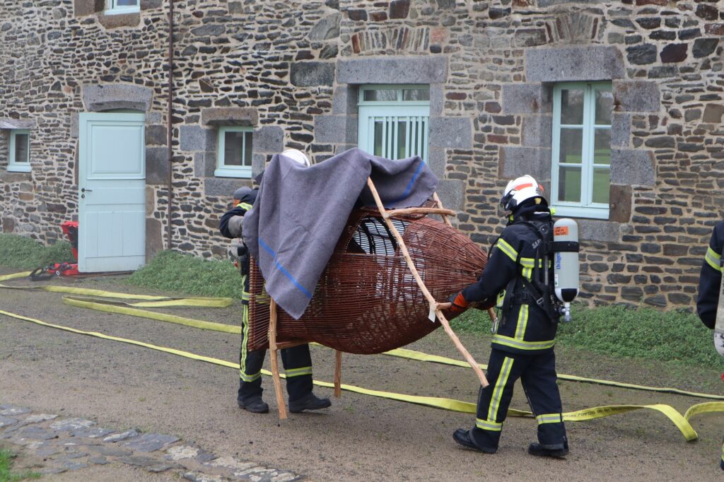 les pompiers en pleine simulation incendie et évacuation des oeuvres