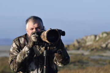 Le photographe André Gloux dans la Baie avec son matériel de photographie.