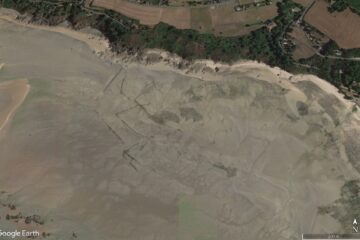 Vue satellite montrant les anciennes pêcheries en forme de V de l'âge de bronze