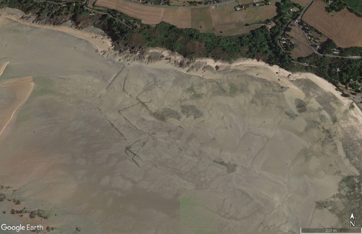 Vue satellite montrant les anciennes pêcheries en forme de V de l'âge de bronze