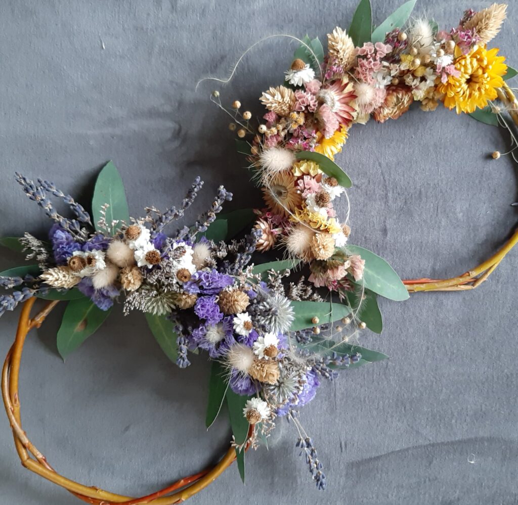 Couronnes de fleurs séchées réalisées par Le Temps des cueillettes