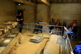 Groupe dans la saline avec le saunier